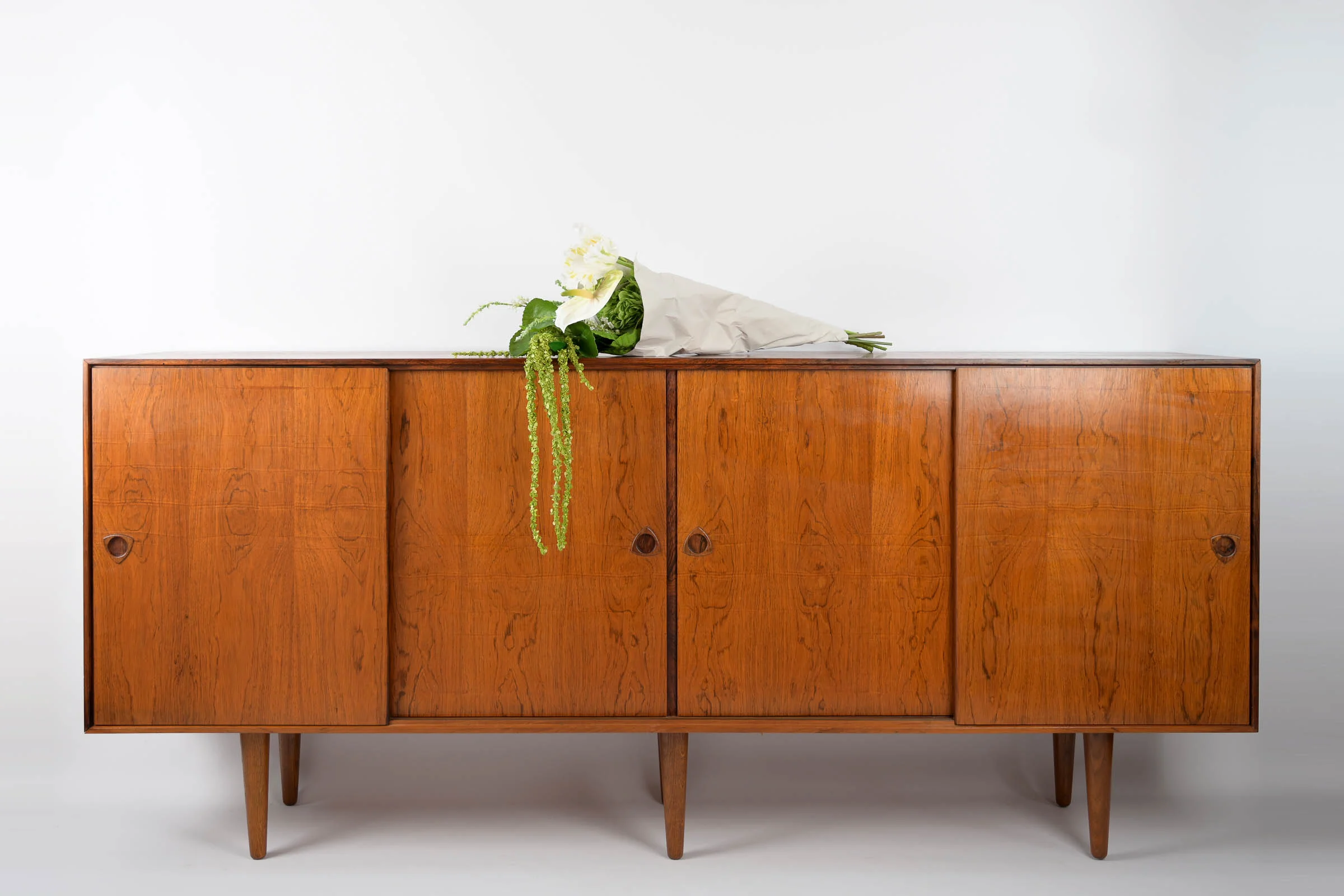 danish modern vintage teck palissandre Rio années 50 années 60 années 70 mobilier meuble ancien danois Danemark scandinave maison nordik Paris meubles décoration design éditeur marque designer enfilade en palissandre de Rio bahut meuble TV buffet