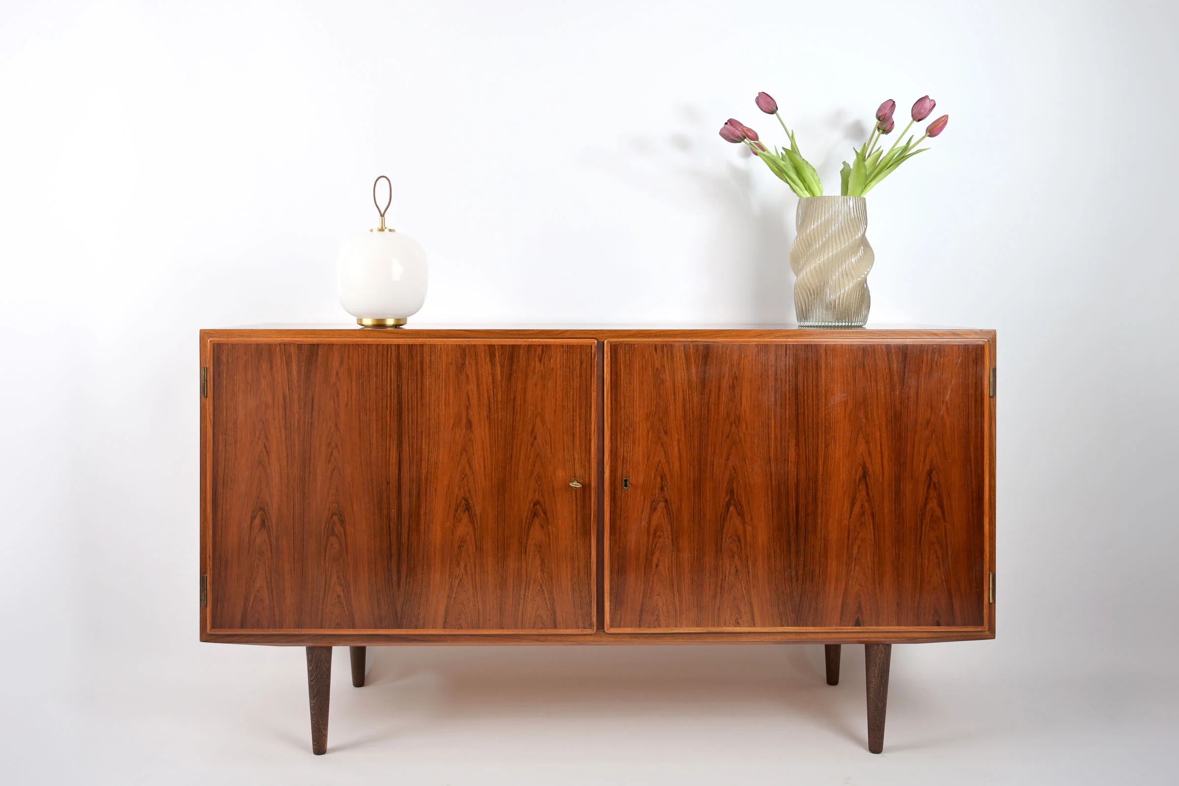 danish modern vintage teck palissandre Rio années 50 années 60 années 70 mobilier meuble ancien danois Danemark scandinave maison nordik Paris meubles décoration design éditeur marque designer Poul Hundevad enfilade en palissandre de Rio bahut meuble TV buffet