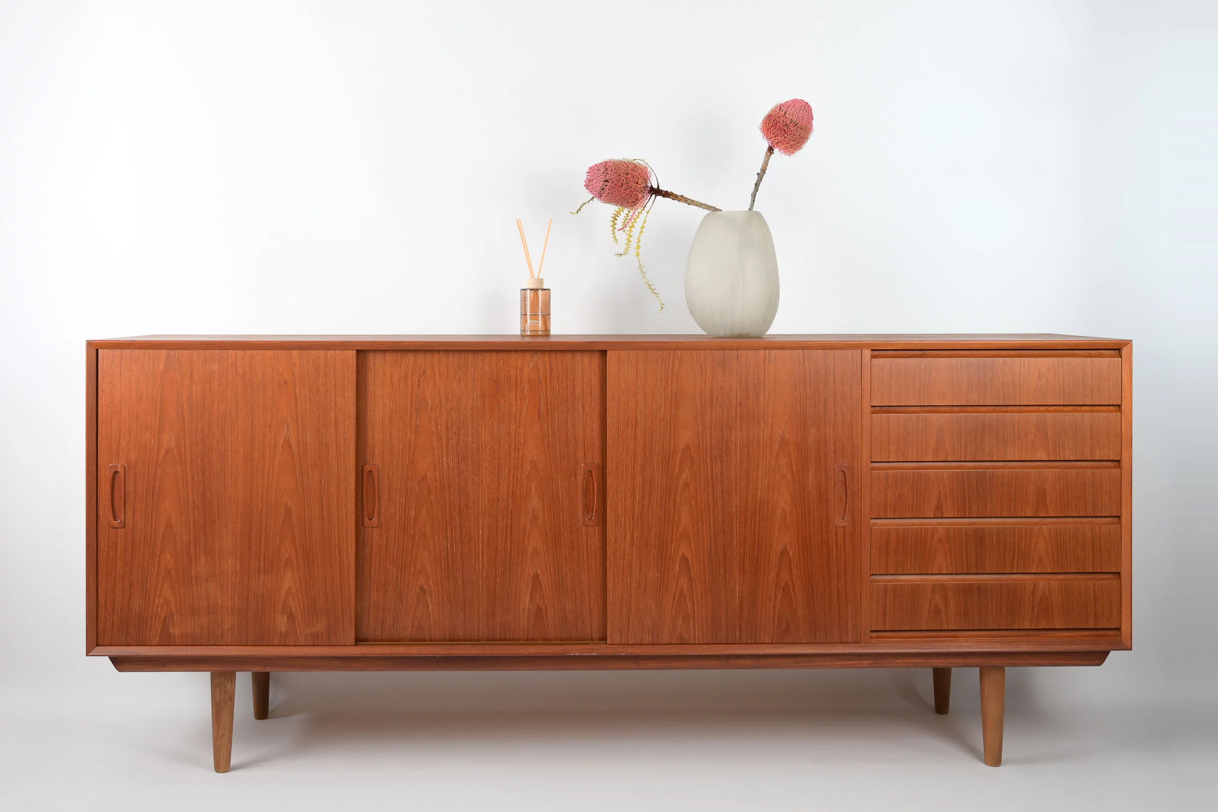 danish modern vintage teck palissandre Rio années 50 années 60 années 70 mobilier meuble ancien danois Danemark scandinave maison nordik Paris meubles décoration design éditeur marque designer enfilade en teck bahut buffet vaisselier meuble de rangement meuble tv en bois