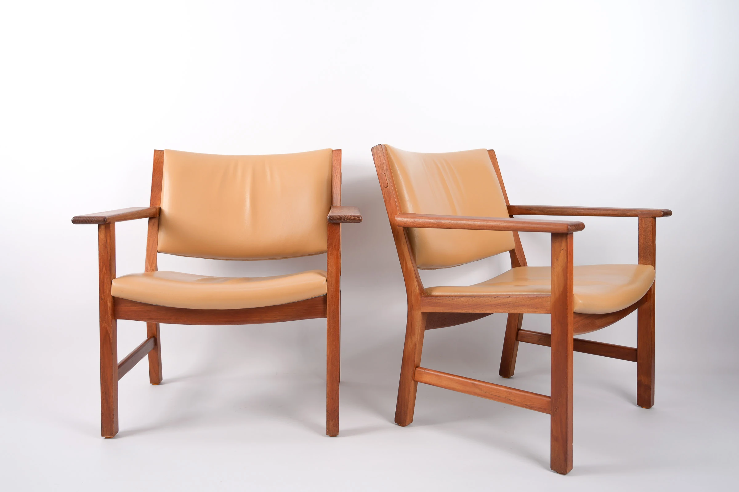 danish modern vintage teck palissandre Rio années 50 années 60 années 70 mobilier meuble ancien danois Danemark scandinave maison nordik Paris meubles décoration design éditeur marque designer tHans J. Wegner 2 fauteuils en teck assises en simili cuir caramel fauteuil Wegner