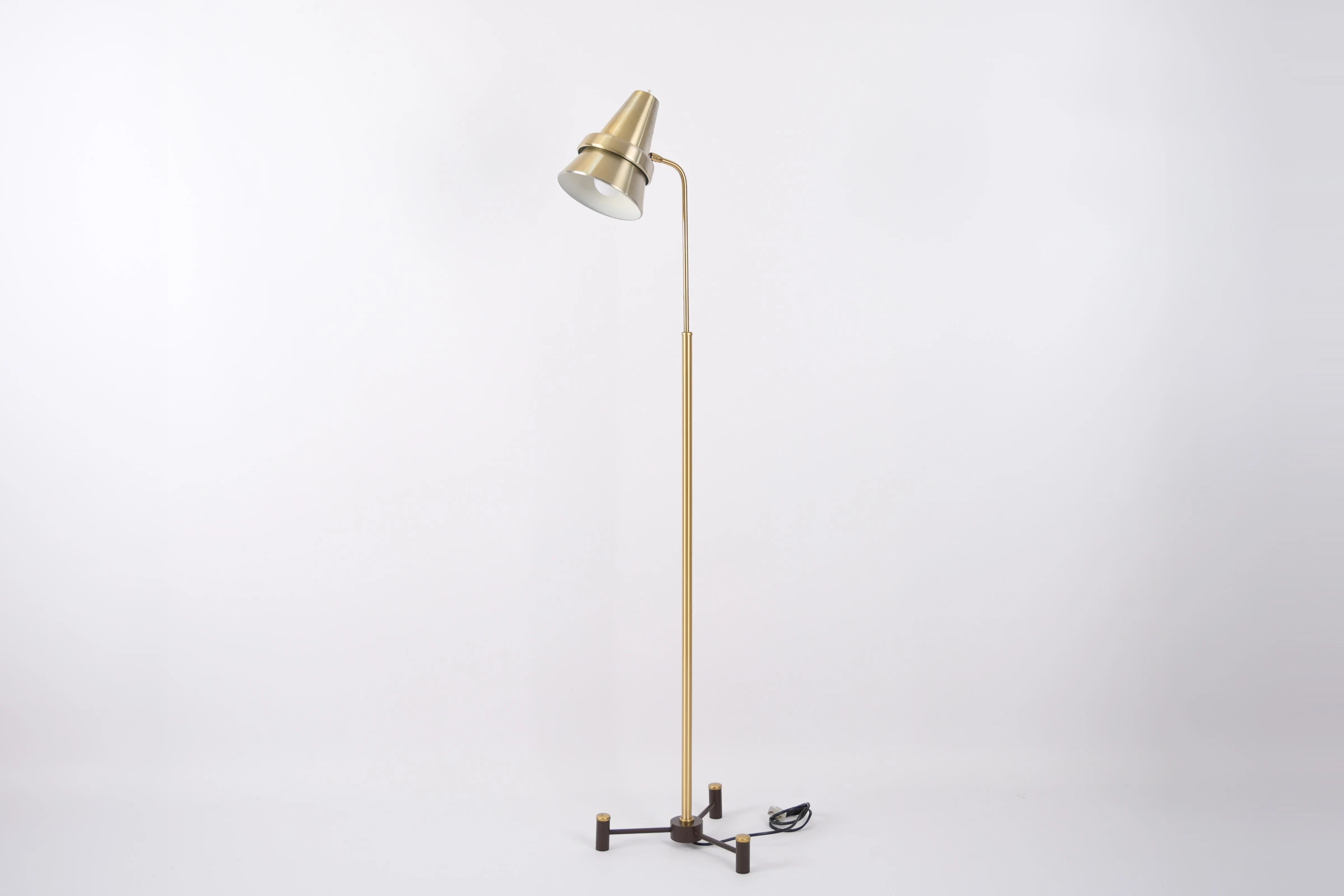 danish modern vintage teck palissandre rio années 50 années 60 années 70 mobilier meuble ancien danois Danemark scandinave maison nordik Paris meubles décoration design éditeur marque lampadaire en aluminium doré lampe sur pieds luminaire lampe