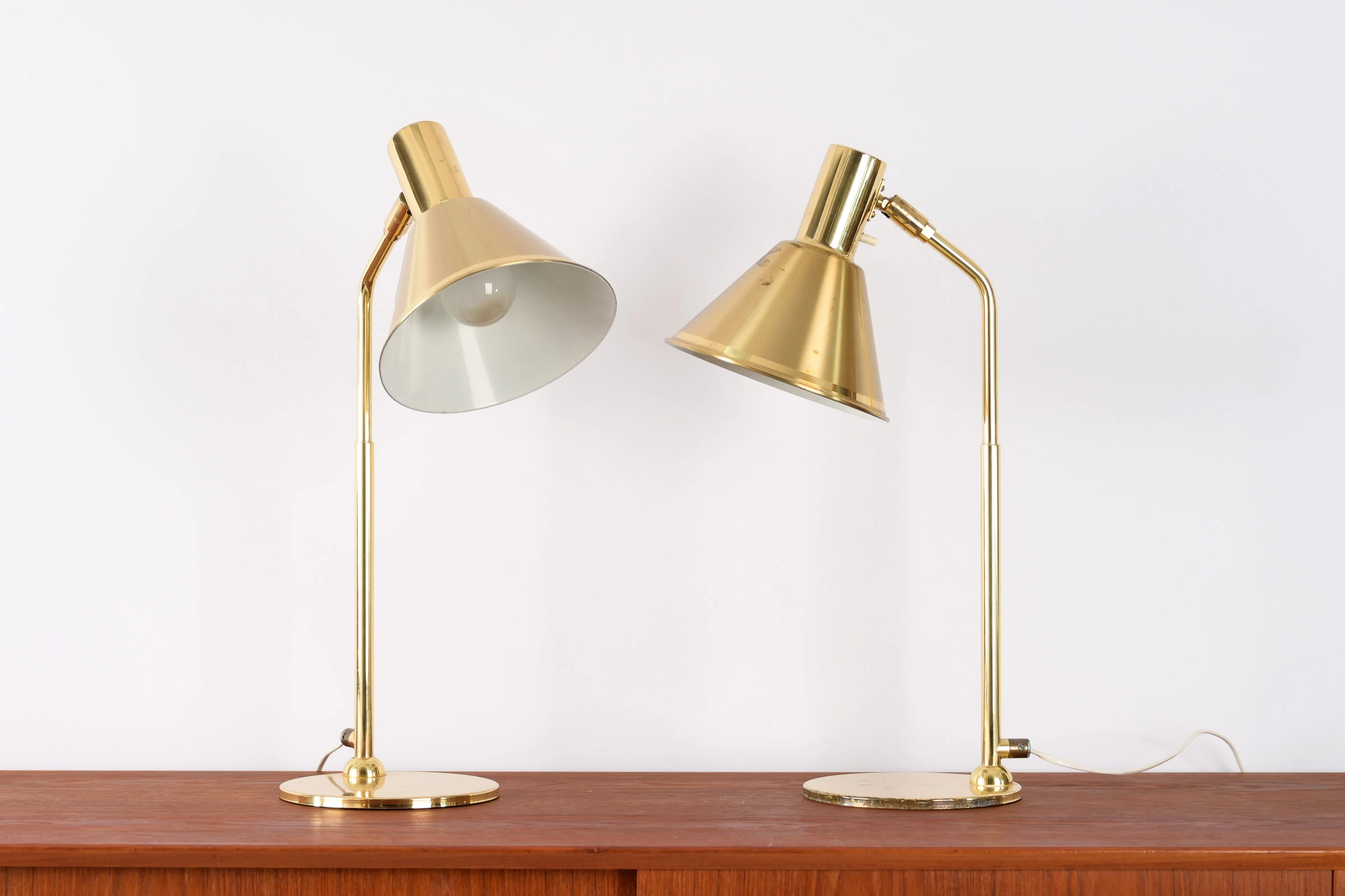 danish modern vintage teck palissandre Rio années 50 années 60 années 70 mobilier meuble ancien danois Danemark scandinave maison nordik Paris meubles décoration design éditeur marque designer 2 lampes de bureau en laiton lampe de table éclairage luminaire