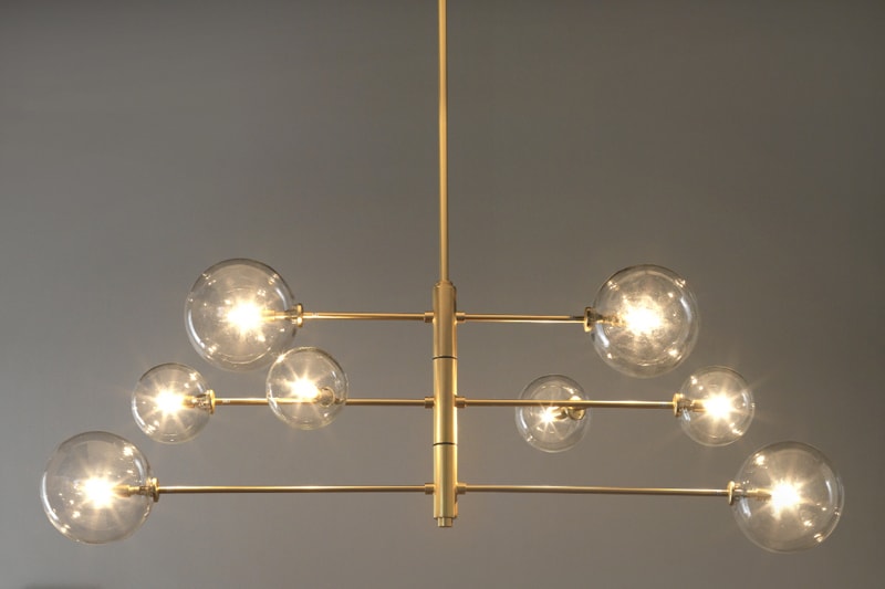 Suspension Modèle ‘Atom’</br>en Acier Doré & Opaline – Image 4