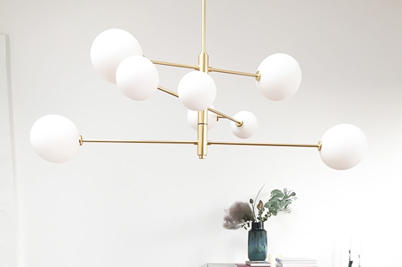 Suspension Modèle ‘Atom’</br>en Acier Doré & Opaline
