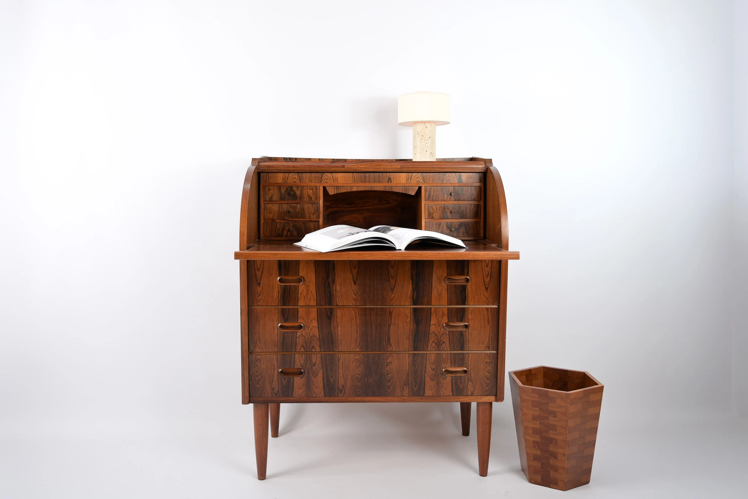 danish modern vintage teck palissandre rio années 50 années 60 années 70 mobilier meuble ancien danois Danemark scandinave maison nordik Paris meubles décoration design éditeur marque secrétaire en palissandre de Rio bureau meuble de travail