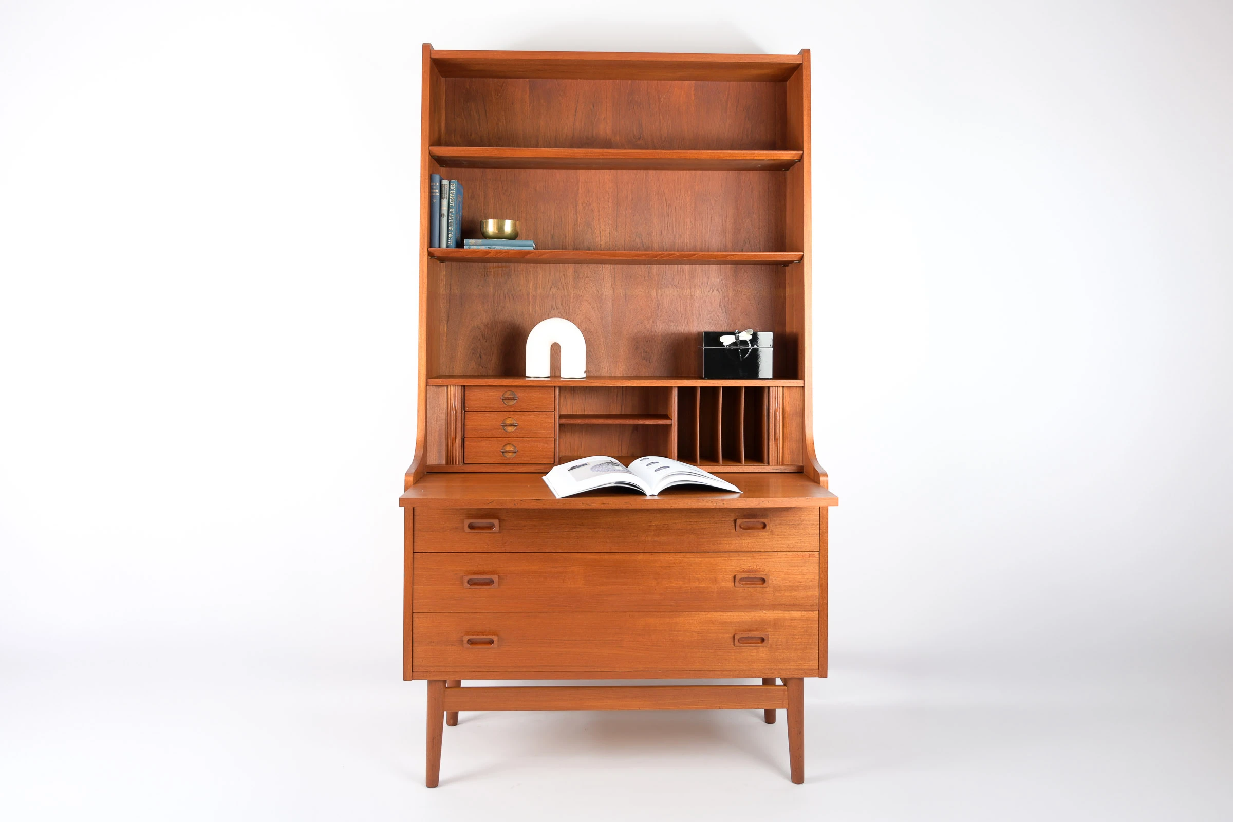 danish modern vintage teck palissandre Rio années 50 années 60 années 70 mobilier meuble ancien danois Danemark scandinave maison nordik Paris meubles décoration design éditeur marque designer Nexø secrétaire haut en teck bureau en bois meuble de rangement et de tri bibliothèque