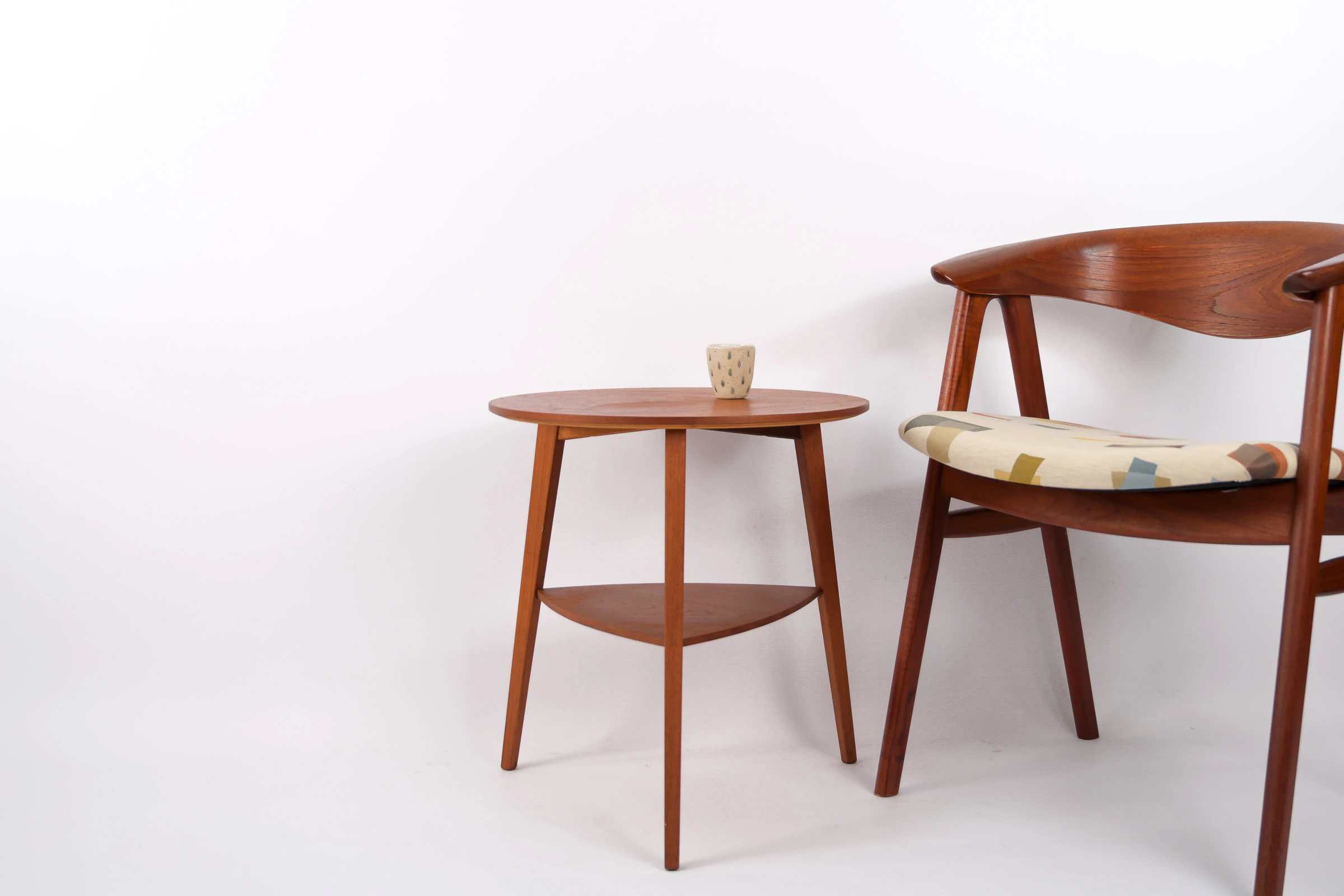 danish modern vintage teck palissandre rio années 50 années 60 années 70 mobilier meuble ancien danois Danemark scandinave maison nordik Paris meubles décoration design éditeur marque designer Holger Georg Jensen table d'appoint ronde en teck coffee table bout de canapé