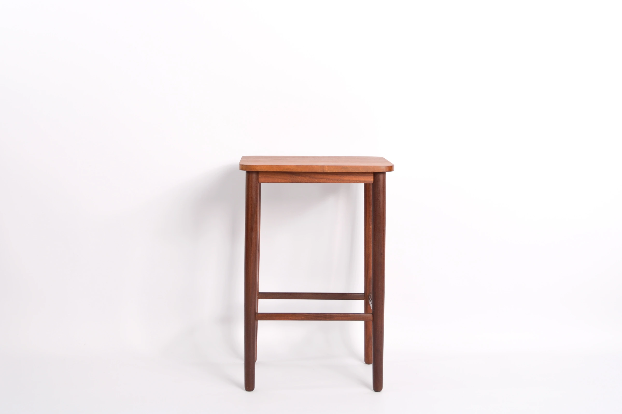 Table d’appoint en Teck