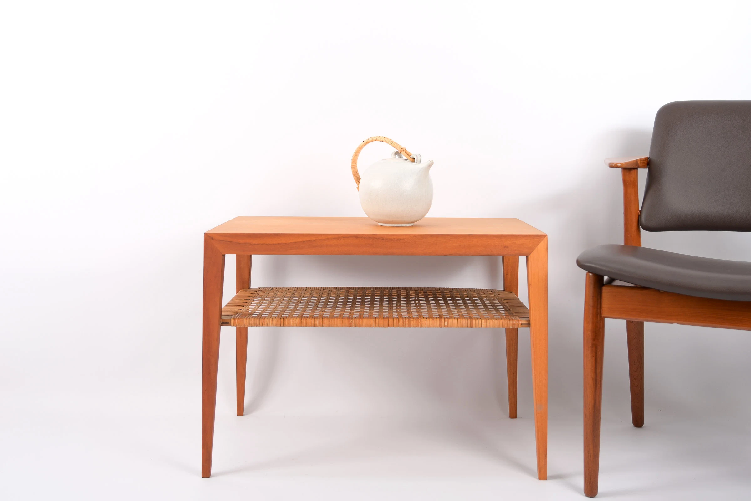 danish modern vintage teck palissandre Rio années 50 années 60 années 70 mobilier meuble ancien danois Danemark scandinave maison nordik Paris meubles décoration design éditeur marque designer Severin Hansen table basse en chêne plateau en cannage table d'appoint coffee table bout de canapé