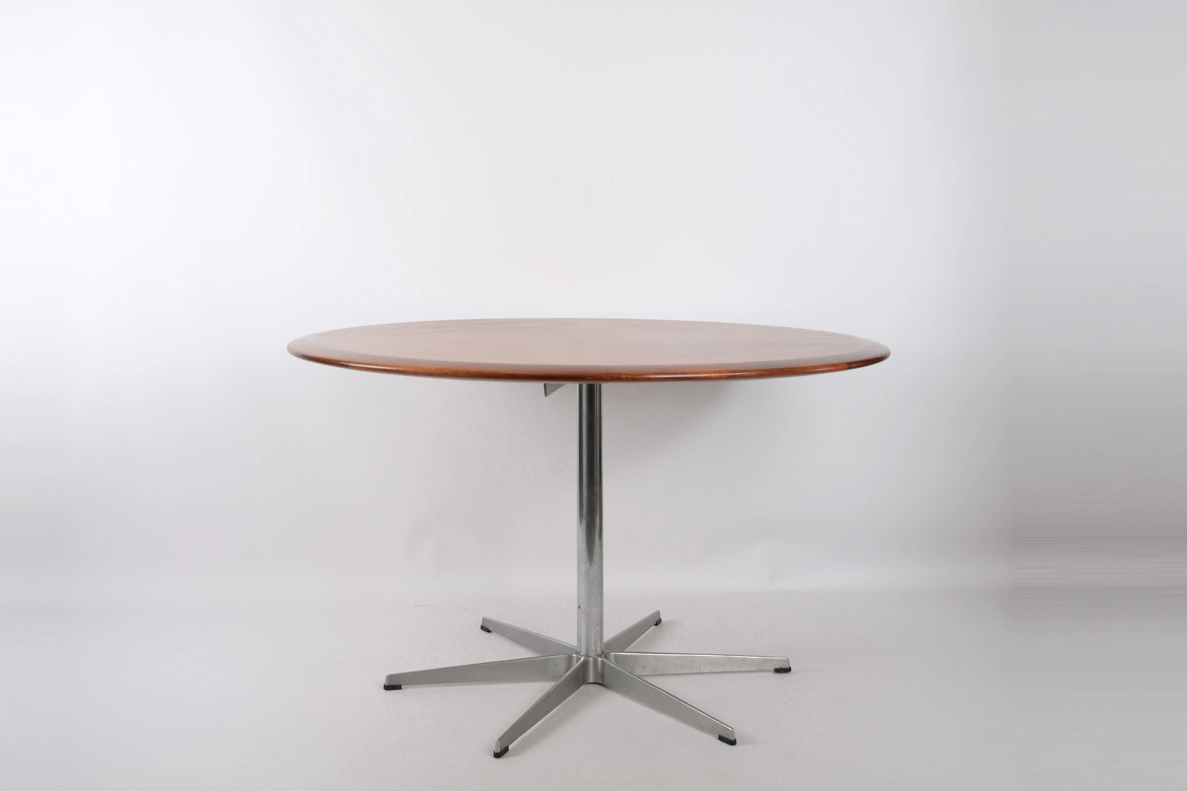 Table de Repas Ronde ‘Arne Jacobsen’