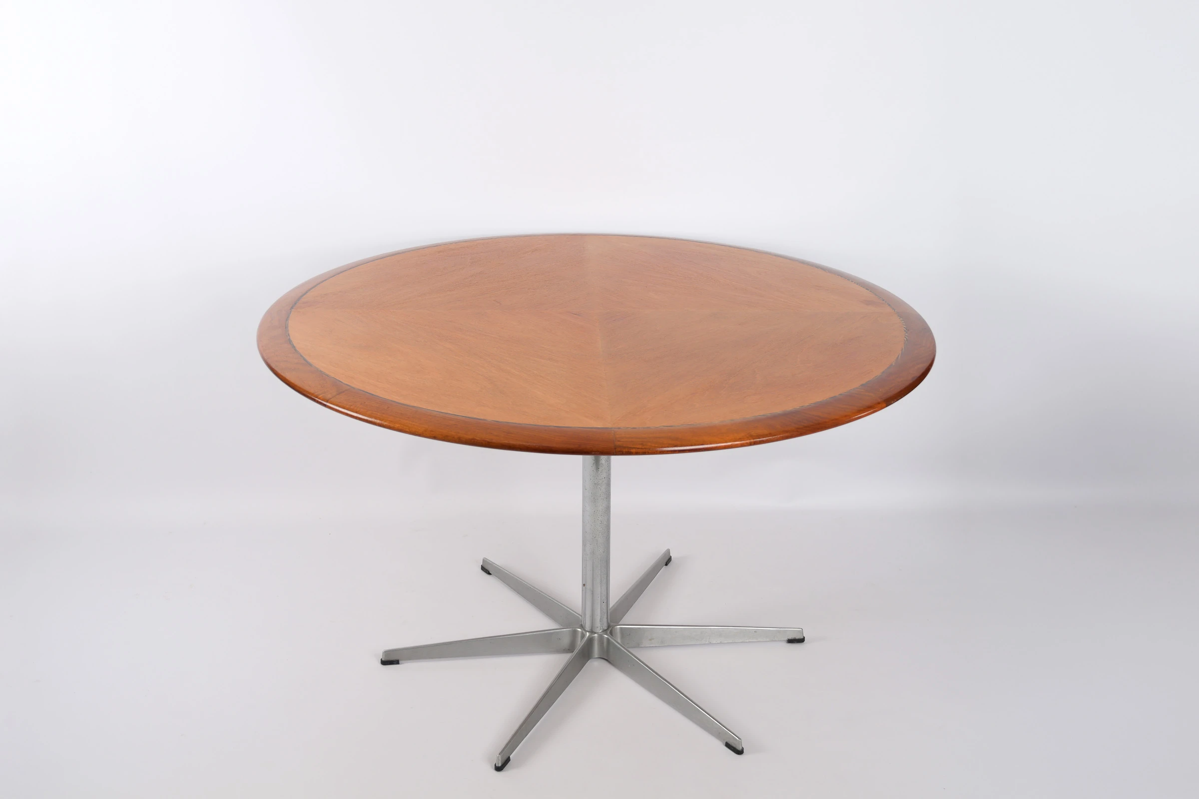 Table de Repas Ronde ‘Arne Jacobsen’