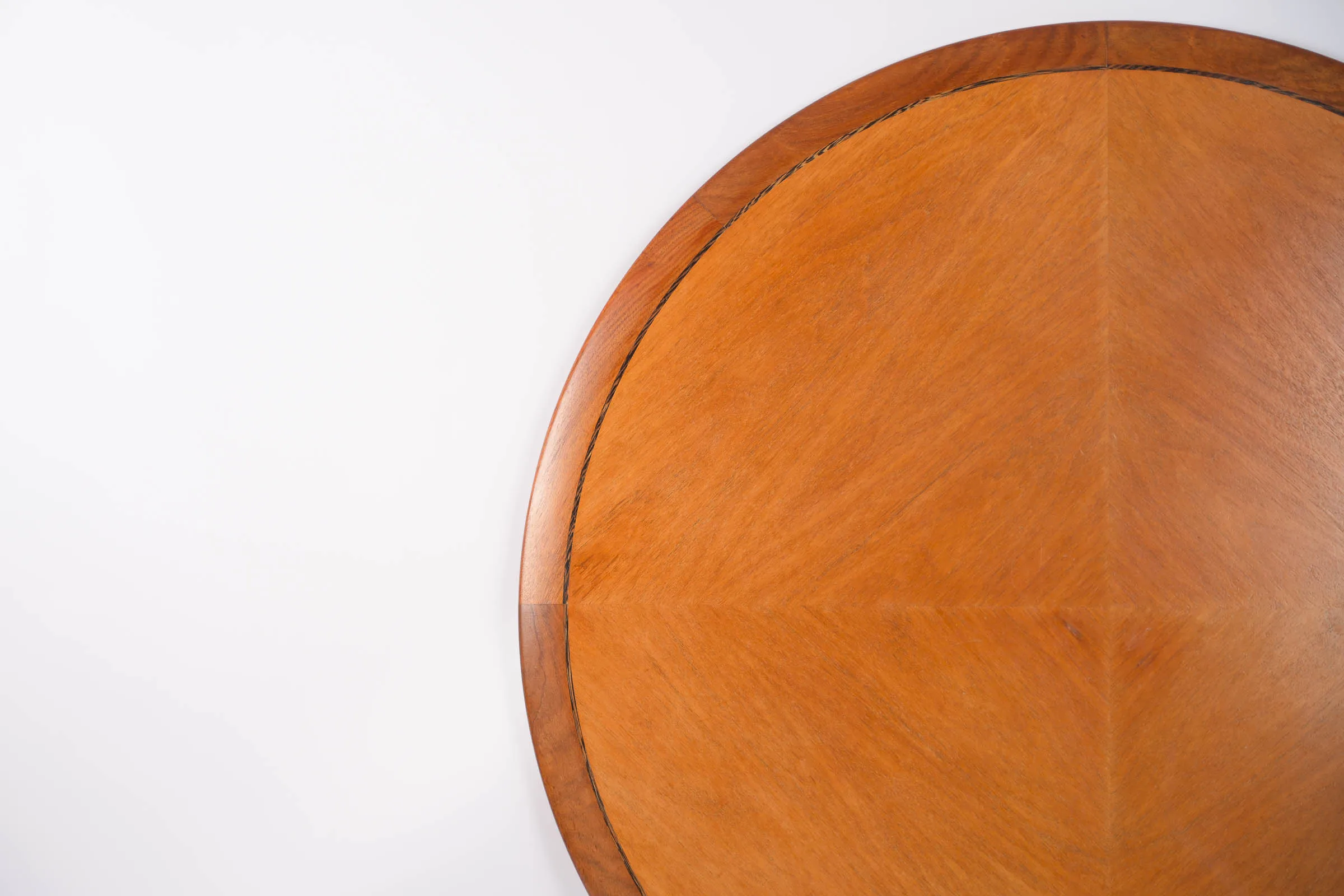 danish modern vintage teck palissandre rio années 50 années 60 années 70 mobilier meuble ancien danois Danemark scandinave maison nordik Paris meubles décoration design éditeur marque Fritz Hansen designer Arne Jacobsen table de repas ronde en bois avec un pied central en métal table diner table à manger ronde