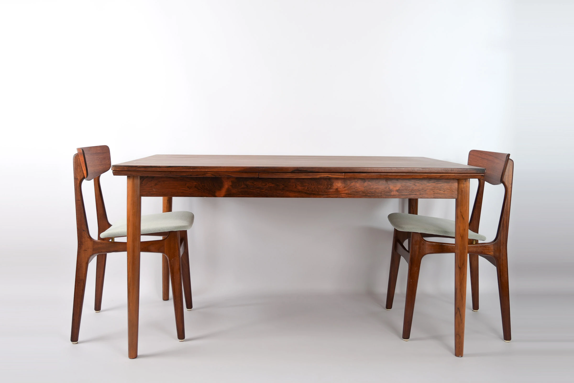 danish modern vintage teck palissandre Rio années 50 années 60 années 70 mobilier meuble ancien danois Danemark scandinave maison nordik Paris meubles décoration design éditeur marque designer table de repas en palissandre de Rio avec 2 rallonges intégrées table à manger table pour le diner en bois scandinave