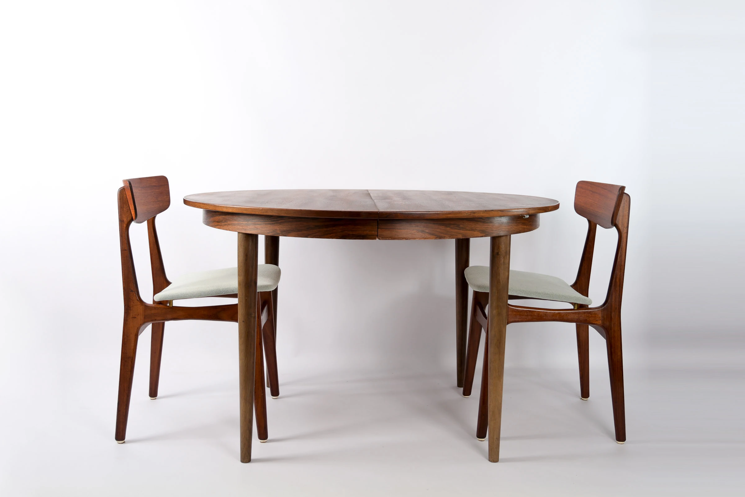 danish modern vintage teck palissandre Rio années 50 années 60 années 70 mobilier meuble ancien danois Danemark scandinave maison nordik Paris meubles décoration design éditeur marque designer table de repas ronde en palissandre de Rio avec 2 rallonges table à manger table pour le diner en bois scandinave