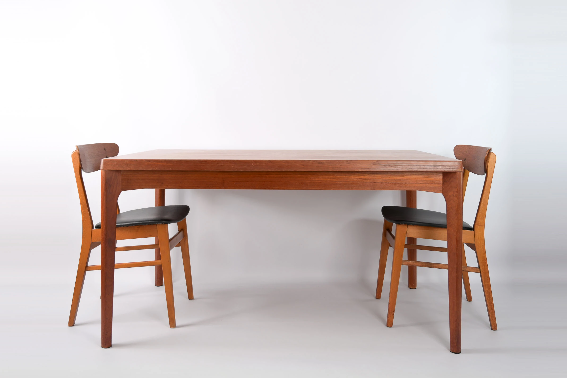 danish modern vintage teck palissandre Rio années 50 années 60 années 70 mobilier meuble ancien danois Danemark scandinave maison nordik Paris meubles décoration design éditeur marque designer Henning Kjaernulf table de repas en teck avec 2 rallonges intégrées table à manger table pour le diner en bois scandinave