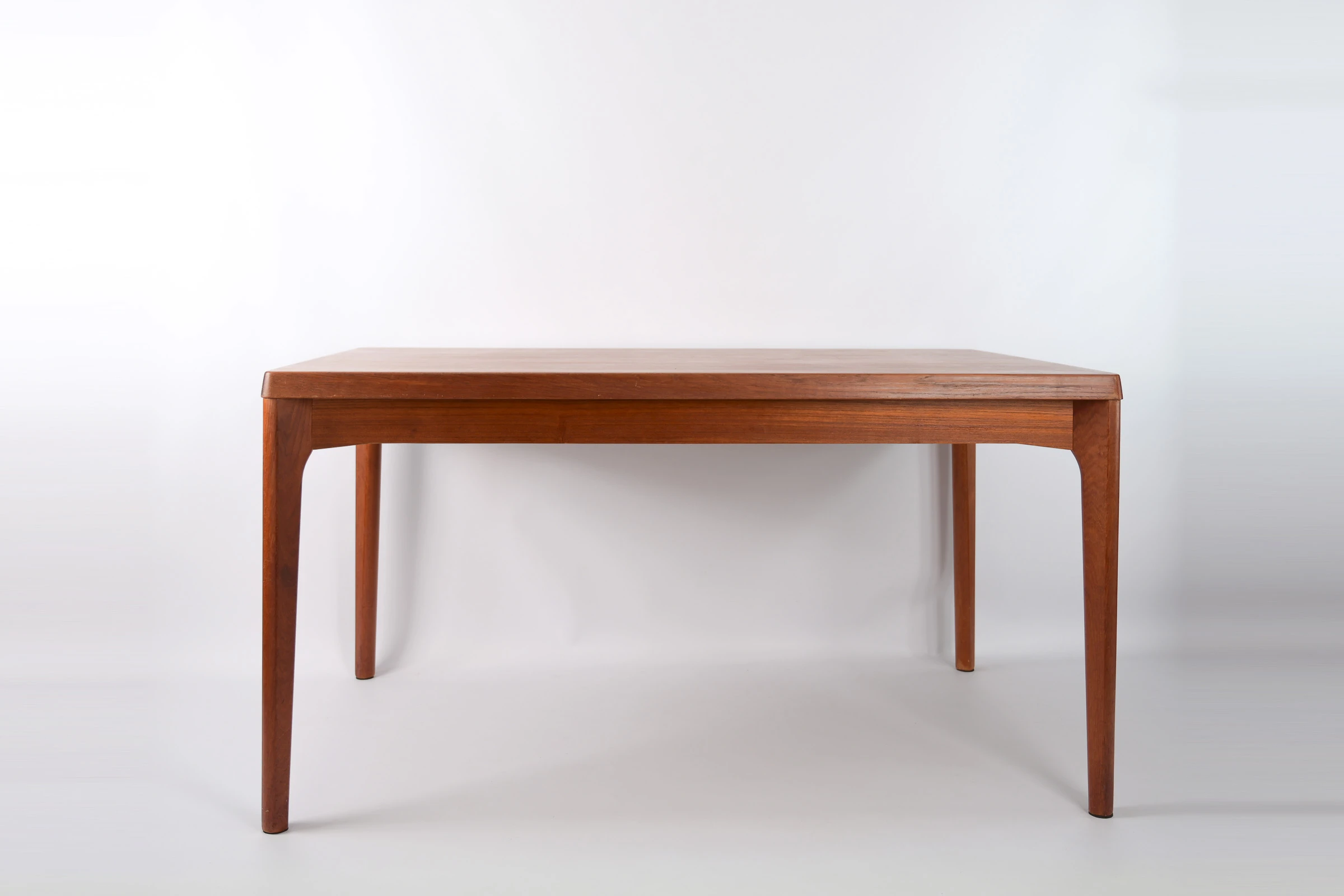 Table de Repas ‘Henning Kjaernulf’