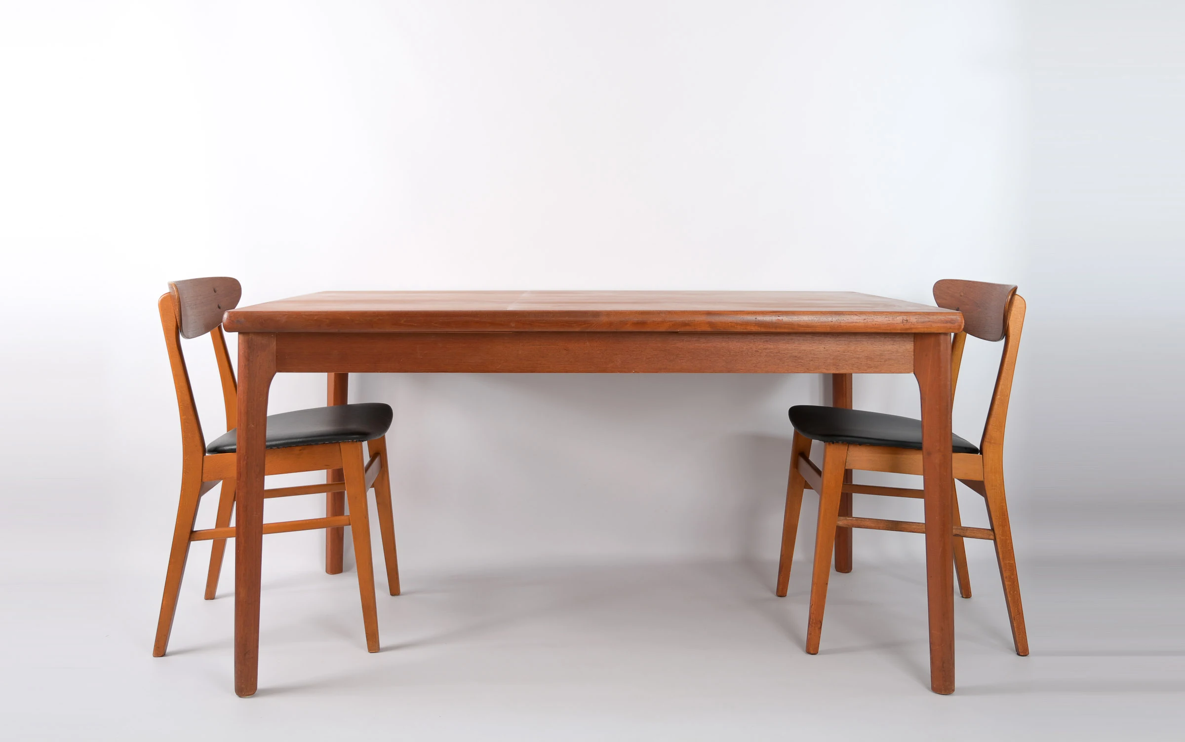 danish modern vintage teck palissandre Rio années 50 années 60 années 70 mobilier meuble ancien danois Danemark scandinave maison nordik Paris meubles décoration design éditeur marque designer Henning Kjaernulf table de repas en teck avec 2 rallonges intégrées table à manger table pour le diner en bois scandinave