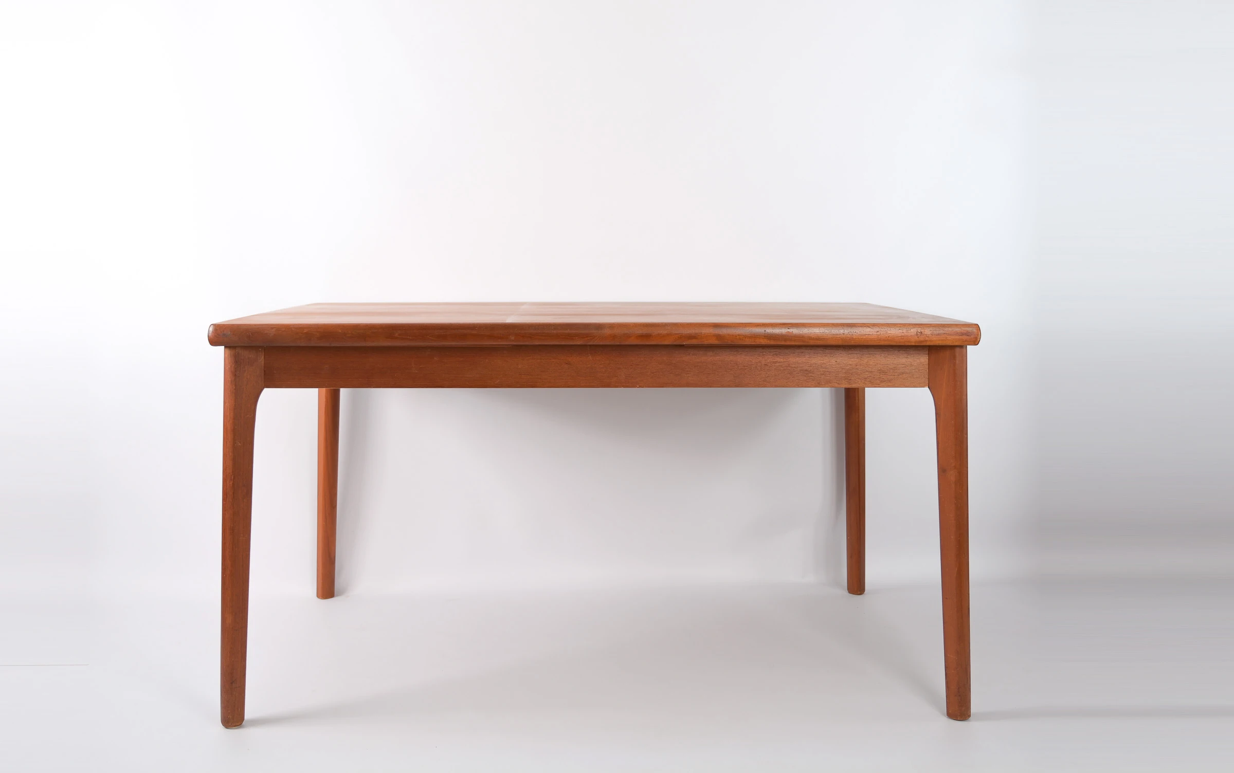 Table de Repas ‘Henning Kjaernulf’