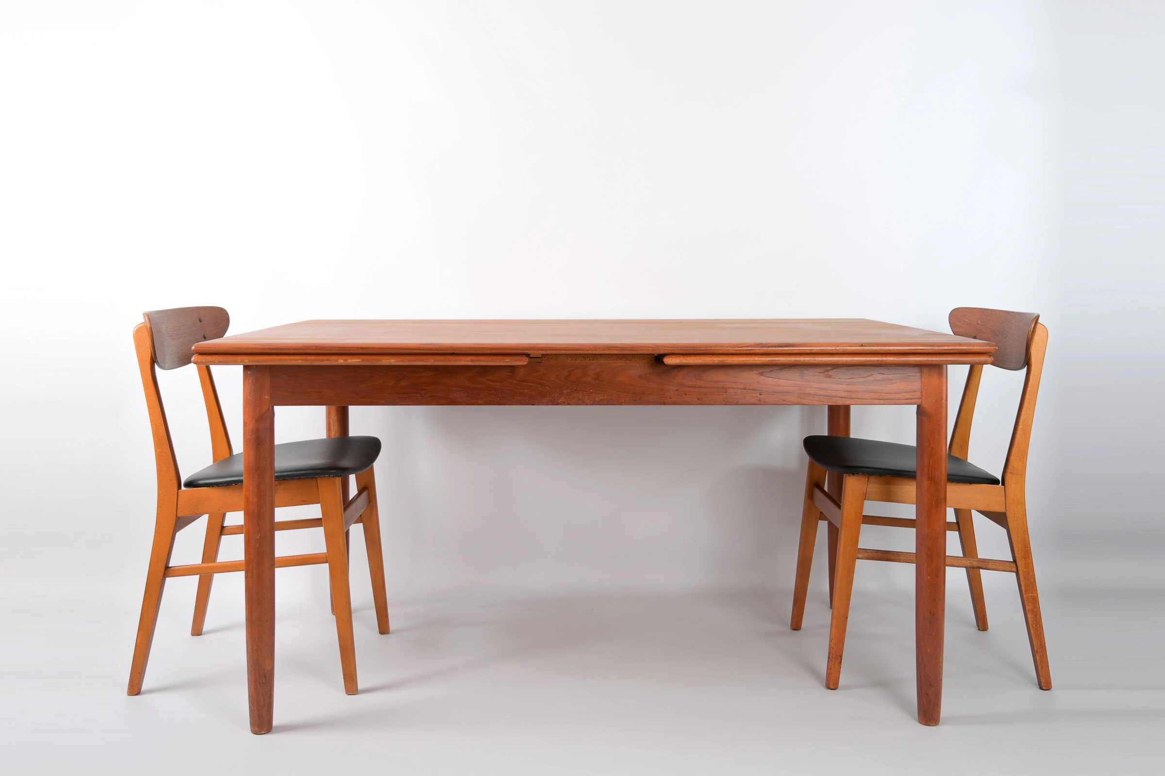 danish modern vintage teck palissandre Rio années 50 années 60 années 70 mobilier meuble ancien danois Danemark scandinave maison nordik Paris meubles décoration design éditeur marque designer table de repas en teck avec 2 rallonges intégrées table à manger table pour le diner en bois scandinave