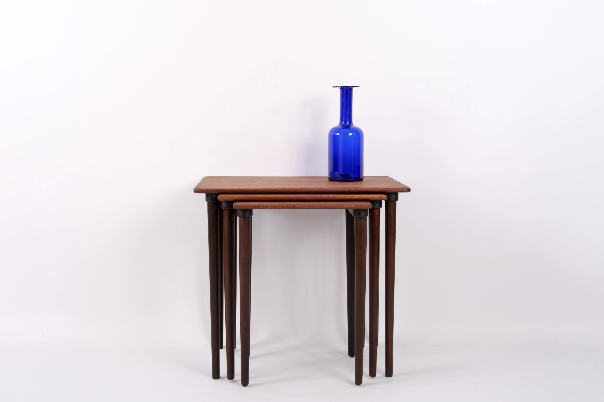 danish modern vintage teck palissandre Rio années 50 années 60 années 70 mobilier meuble ancien danois Danemark scandinave maison nordik Paris meubles décoration design éditeur marque designer 3 tables gigognes en palissandre de Rio tables d'appoints en bois bout de canapé coffee table