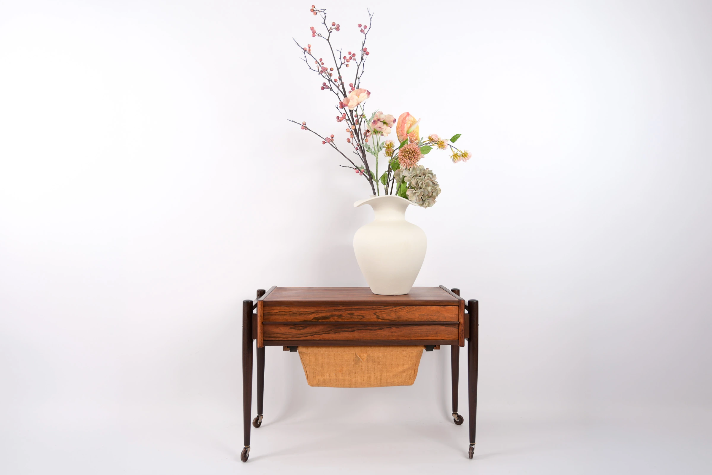 danish modern vintage teck palissandre rio années 50 années 60 années 70 mobilier meuble ancien danois Danemark scandinave maison nordik Paris meubles décoration design éditeur marque meuble d'appoint, meuble à couture sur roulettes en palissandre de Rio chevet de lit meuble d'entrée