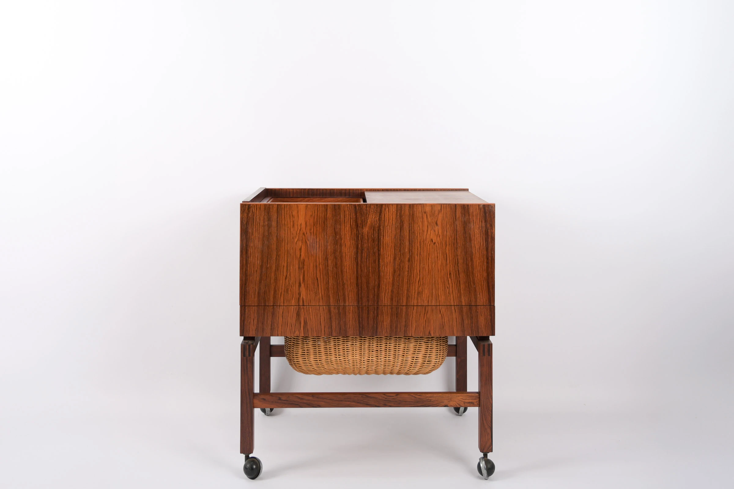 danish modern vintage teck palissandre Rio années 50 années 60 années 70 mobilier meuble ancien danois Danemark scandinave maison nordik Paris meubles décoration design éditeur marque designer tricoteuse meuble à couture sur roulettes en palissandre de Rio meuble d'appoint