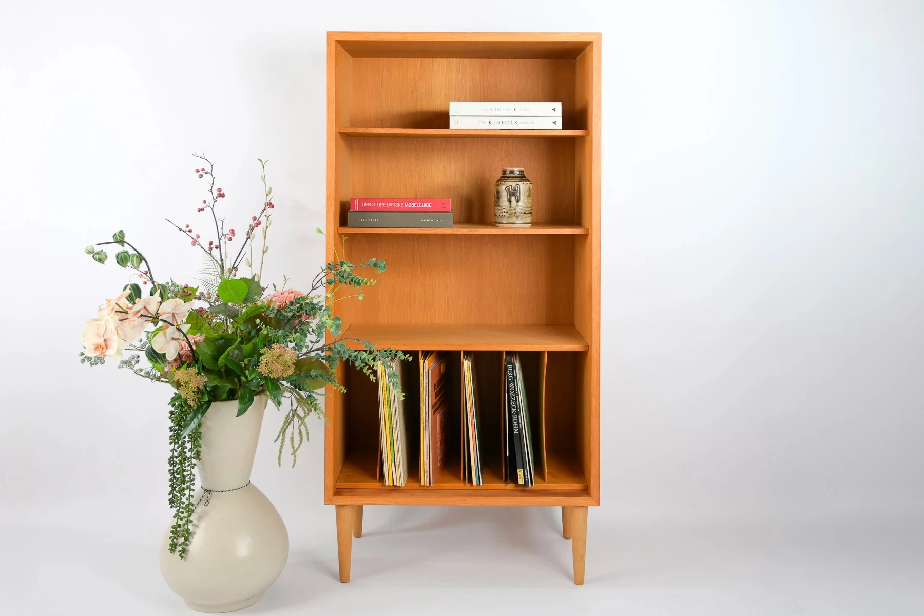 danish modern vintage teck palissandre Rio années 50 années 60 années 70 mobilier meuble ancien danois Danemark scandinave maison nordik Paris meubles décoration design éditeur designer Børge Mogensen bibliothèque en chêne meuble de rangement pour disques vinyles meuble à étagères