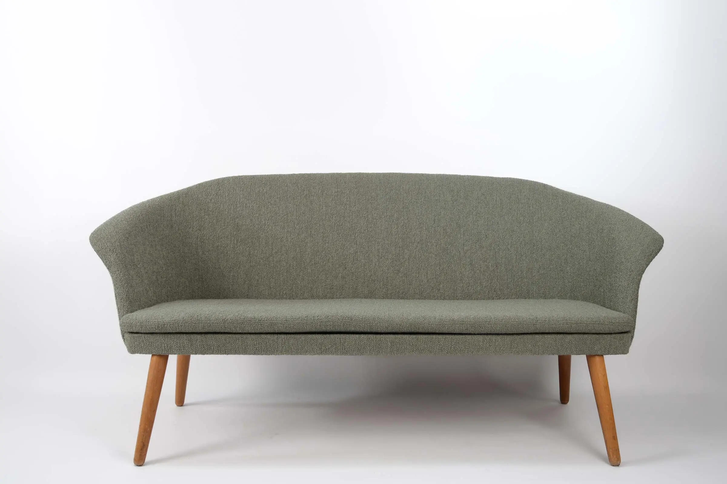danish modern vintage teck palissandre Rio années 50 années 60 années 70 mobilier meuble ancien danois Danemark scandinave maison nordik Paris meubles décoration design éditeur marque designer canapé 2 places et demie assise re-tapissée avec tissus Barnum couleur vert gris canapé sofa