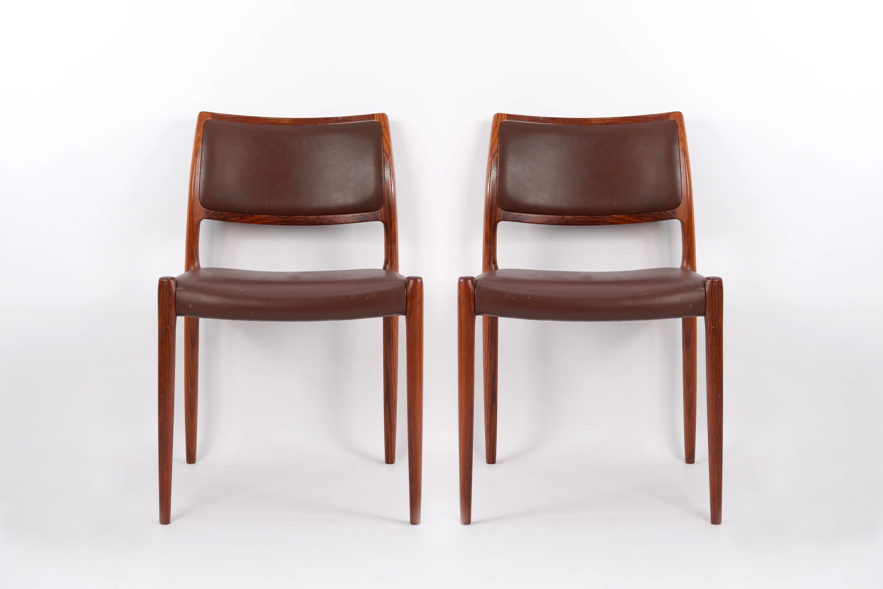 danish modern mid century vintage teck palissandre rio années 50 années 60 années 70 mobilier meuble ancien danois danemark scandinave maison nordik paris meubles décoration design éditeur designer Niels O. Møller 2 chaises de table en palissandre de Rio assises en cuir d'origine chaise assise chaise table à manger