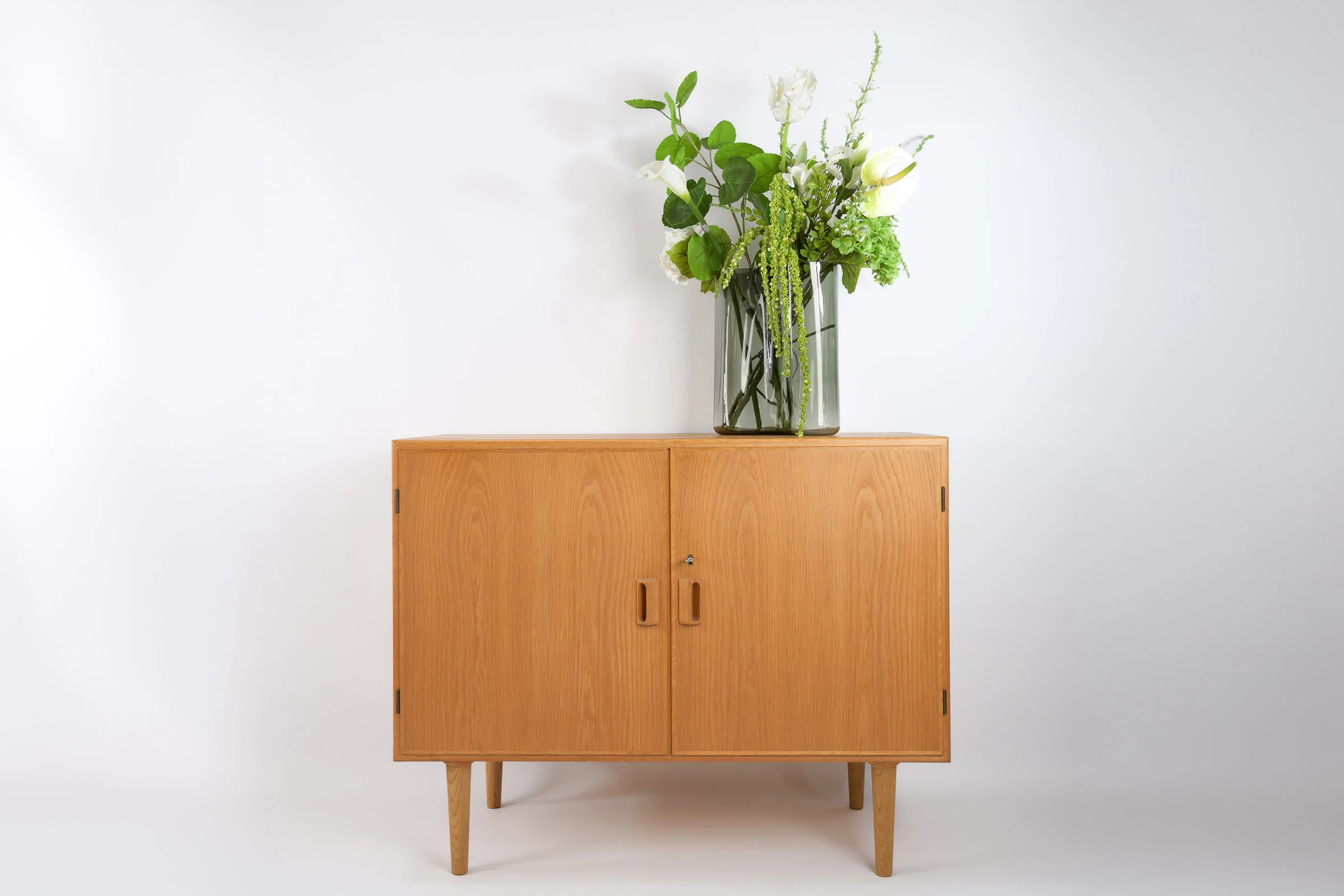 danish modern mid century vintage teck palissandre rio années 50 années 60 années 70 mobilier meuble ancien danois danemark scandinave maison nordik paris meubles décoration design éditeur designer Børge Mogensen meuble de rangement en chêne enfilade placard bahut meuble tv