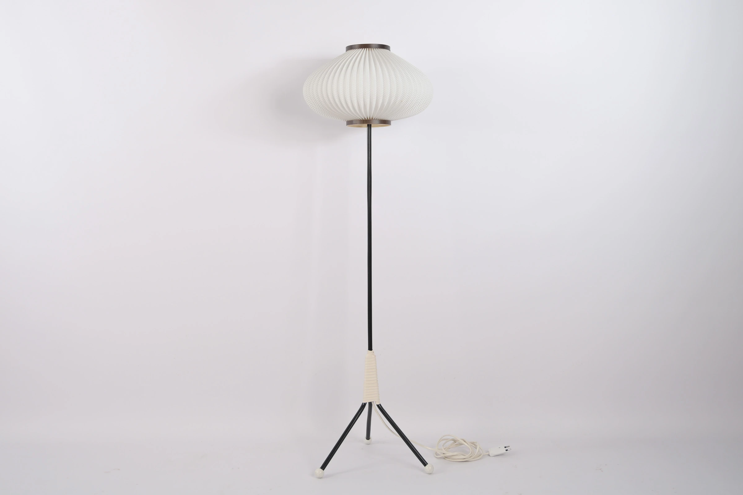 danish modern mid century vintage teck palissandre rio années 50 années 60 années 70 mobilier meuble ancien danois danemark scandinave maison nordik paris meubles décoration design éditeur designer lampadaire vintage lampe sur pied luminaire éclairage liseuse