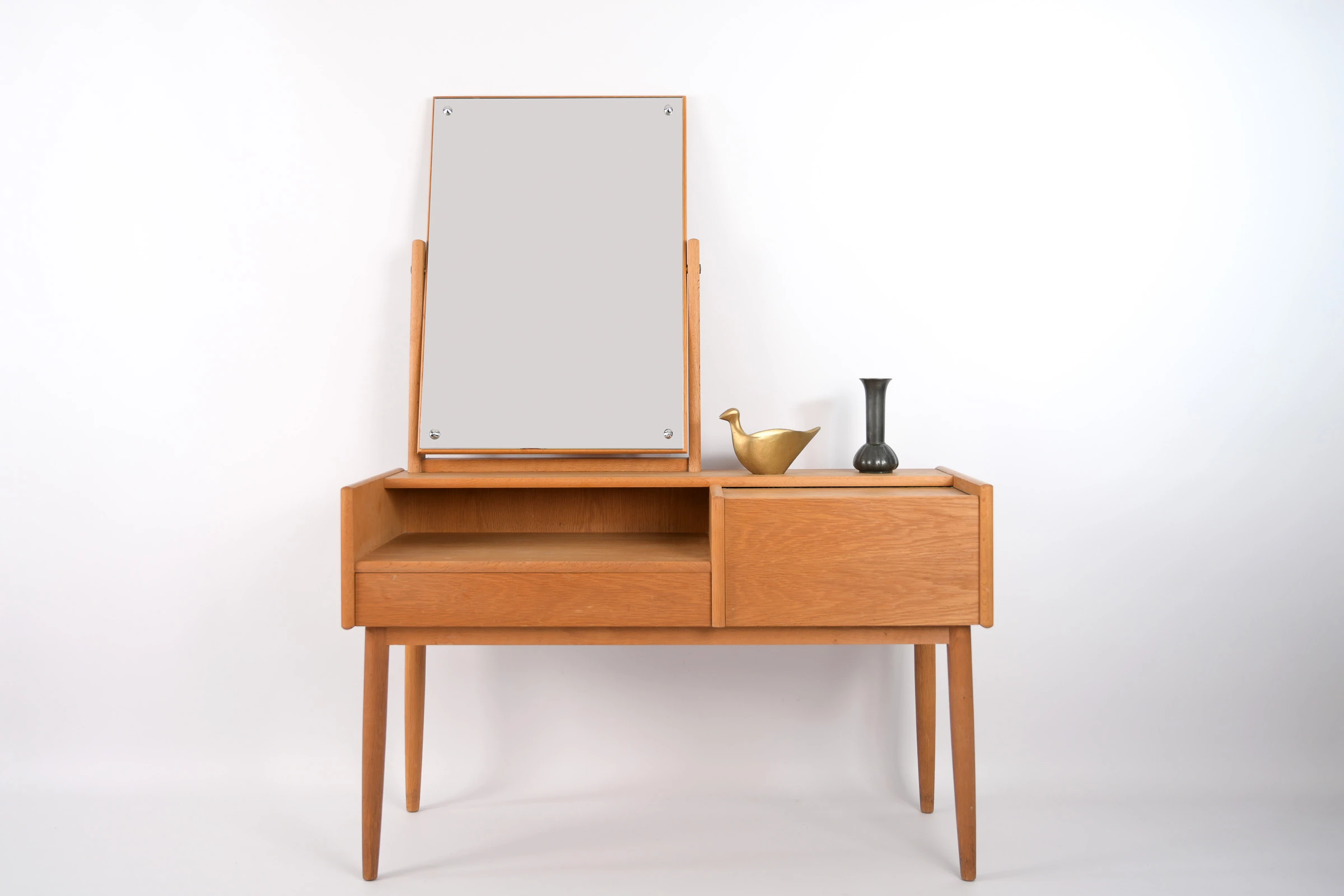danish modern vintage teck palissandre Rio années 50 années 60 années 70 mobilier meuble ancien danois Danemark scandinave maison nordik Paris meubles décoration design éditeur designer maquilleuse coiffeuse en chêne avec miroir