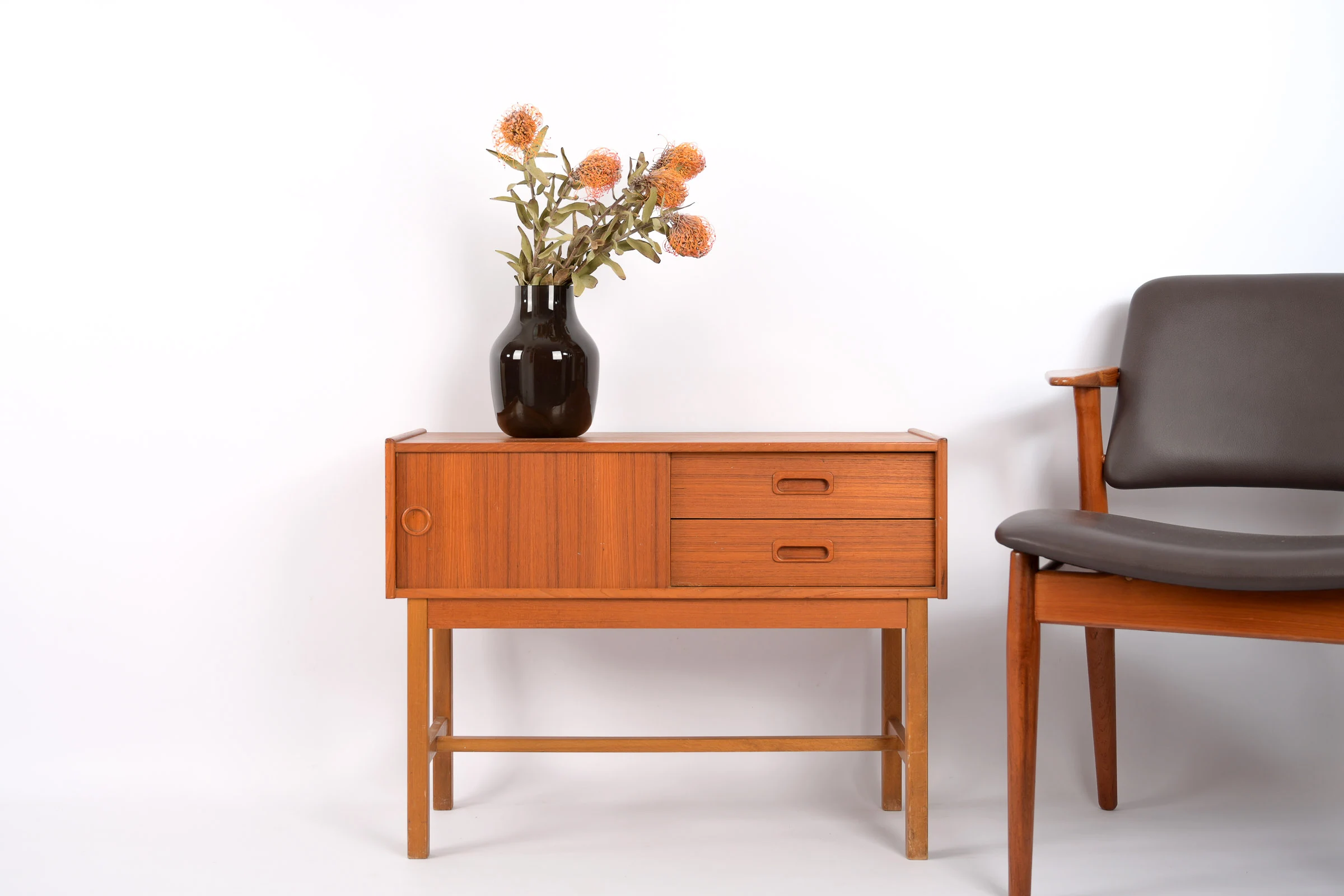 danish modern vintage teck palissandre Rio années 50 années 60 années 70 mobilier meuble ancien danois Danemark scandinave maison nordik Paris meubles décoration design éditeur designer marque chevet meuble d'entrée en teck meuble de rangement chevet de lit