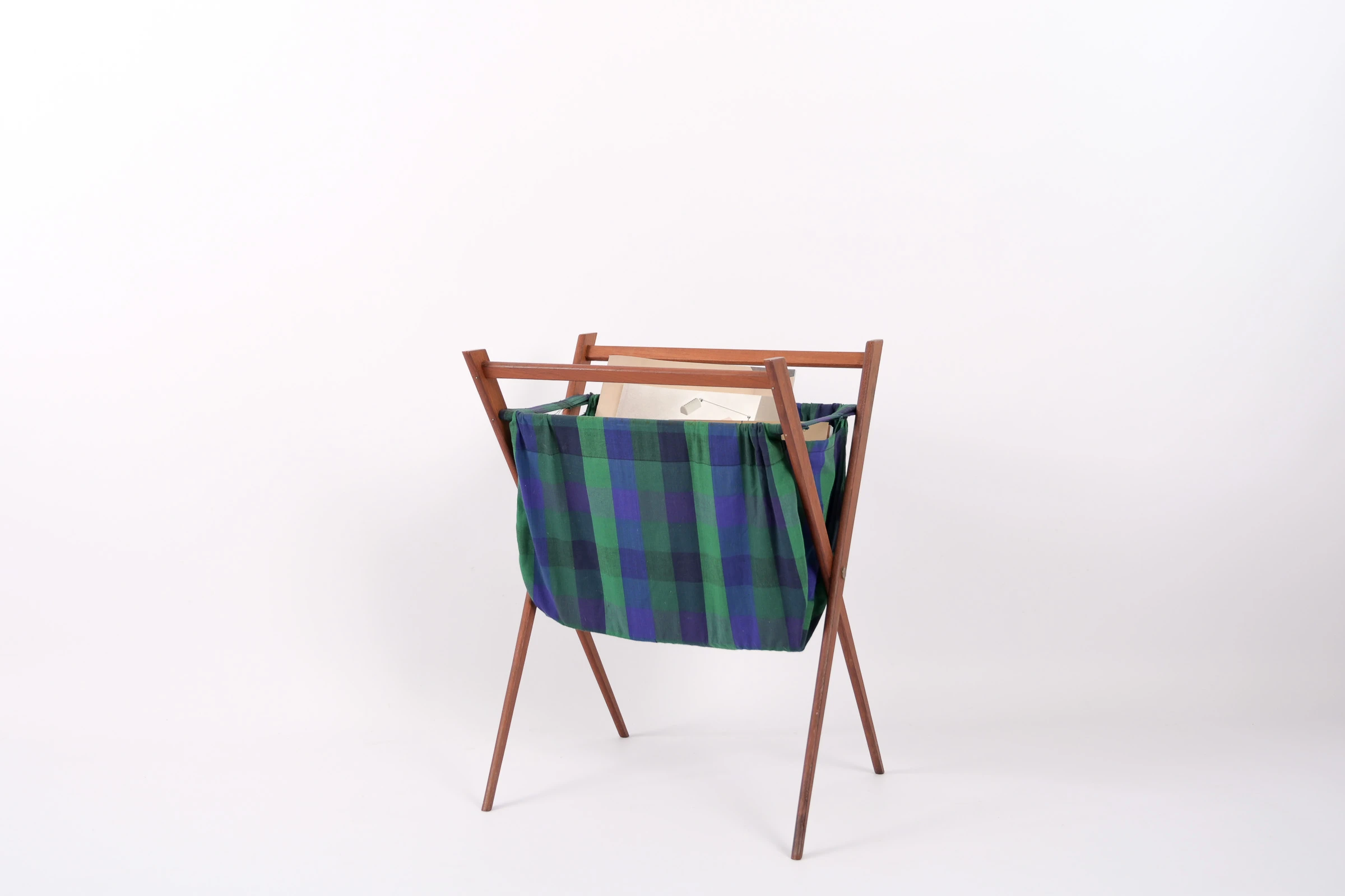 danish modern vintage teck palissandre Rio années 50 années 60 années 70 mobilier meuble ancien danois Danemark scandinave maison nordik Paris meubles décoration design éditeur designer porte revues vintage en teck et tissu