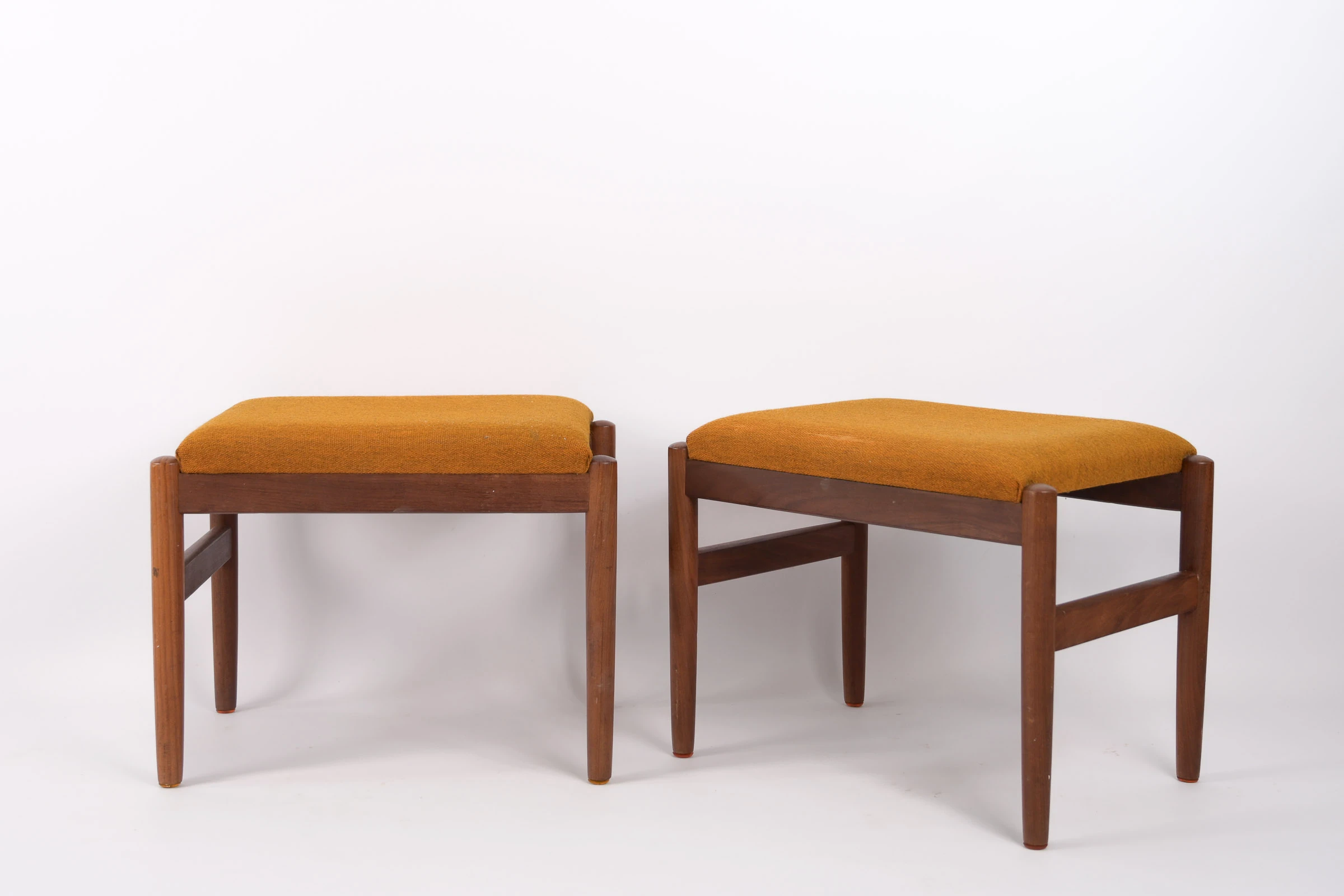 danish modern vintage teck palissandre Rio années 50 années 60 années 70 mobilier meuble ancien danois Danemark scandinave maison nordik Paris meubles décoration design éditeur designer 2 reposes pieds en teck & tissu dans les tons curry pouf ottoman tabouret