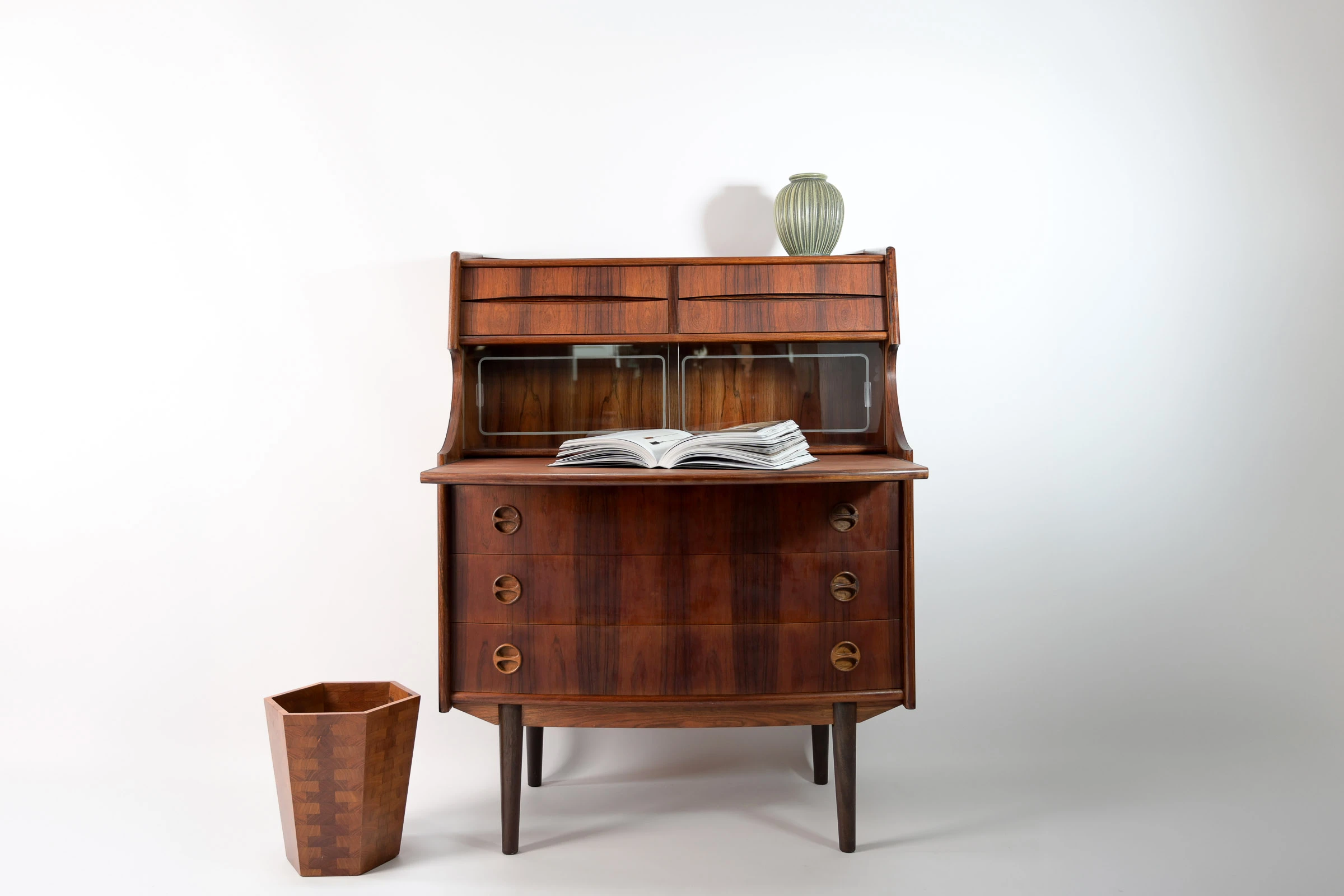 danish modern vintage teck palissandre Rio années 50 années 60 années 70 mobilier meuble ancien danois Danemark scandinave maison nordik Paris meubles décoration design éditeur designer marque secrétaire en palissandre de Rio meuble de rangements avec tiroirs bureau d'appoint