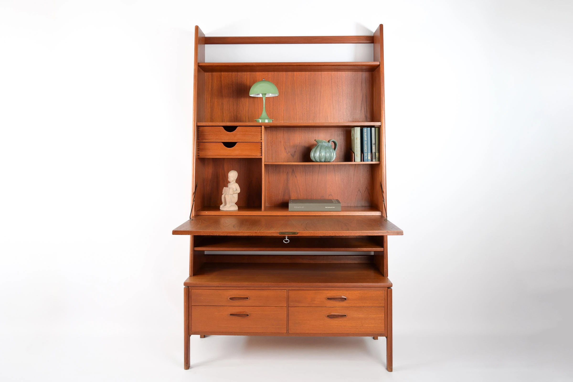 danish modern vintage teck palissandre Rio années 50 années 60 années 70 mobilier meuble ancien danois Danemark scandinave maison nordik Paris meubles décoration design éditeur designer Arne Wahl Iversen secrétaire haut en teck meuble de rangements avec tiroirs bureau d'appoint bibliothèque