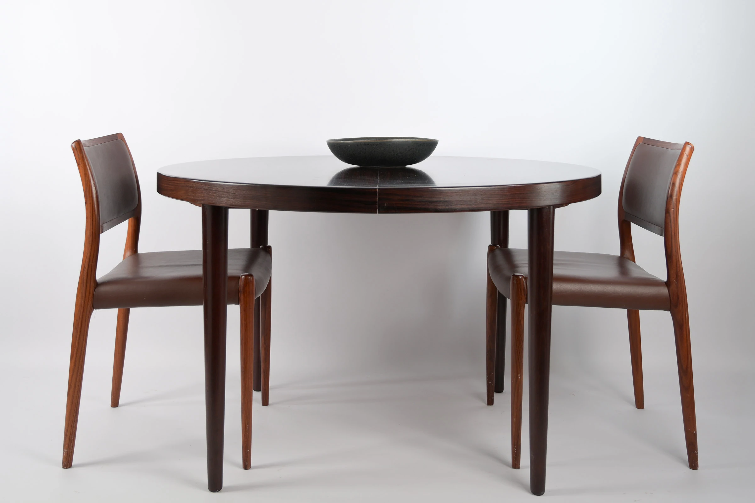 danish modern vintage teck palissandre Rio années 50 années 60 années 70 mobilier meuble ancien danois Danemark scandinave maison nordik Paris meubles décoration design éditeur Schou Andersen table de repas ronde en palissandre de Rio avec 2 rallonges table à manger table pour le diner en bois scandinave
