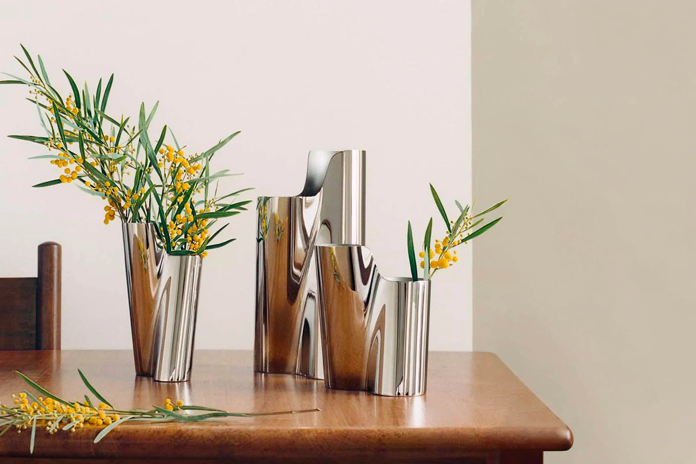 danish modern vintage teck palissandre rio années 50 années 60 années 70 mobilier meuble ancien danois Danemark scandinave maison nordik Paris meubles décoration design designer Anne Boysen éditeur marque Georg Jensen vase modèle Lituus en acier inoxydable poli vase pour fleurs vase pour bouquet de fleurs